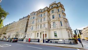 ein großes weißes Gebäude an einer Straßenseite in der Unterkunft Ashburn Hotel in London + 21 Fotos
