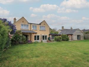 a house with a large lawn in front of it at Fairview Cottage in Burford