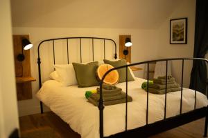 a bedroom with a bed with green and white pillows at Chalet Le St-Ray in Saint-Raymond +40 photos