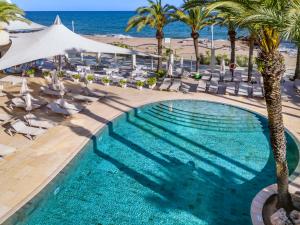 Piscina a Caprici Beach Hotel & Spa o a prop