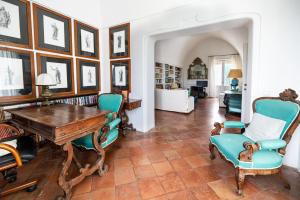 a living room with a wooden table and chairs at Casa Colette in Anacapri