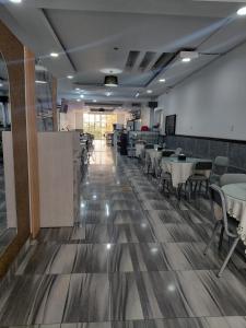 a dining room with tables and chairs in a restaurant at Hotel Emmanuel in Chepén