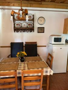 a dining room with a table and a microwave at Anna Lak in Magyarszombatfa