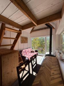a small room with a bench in a tiny house at TinyHouse - Touski in Val-des-Lacs