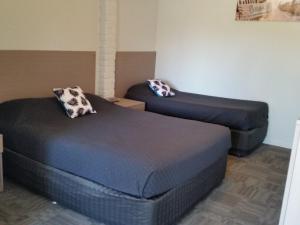 Postel nebo postele na pokoji v ubytování Mandurah Foreshore Motel + 10 fotografií