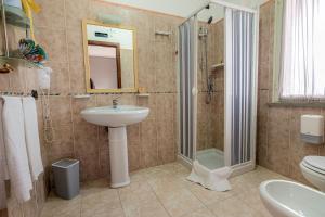 a bathroom with a sink and a shower and a toilet at Hotel Ristorante L'Orizzonte in Le Castella