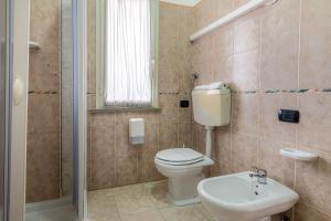 a bathroom with a toilet and a sink at Hotel Ristorante L'Orizzonte in Le Castella