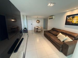 a living room with a couch and a table at Apartamento - Resort Golf Ville in Aquiraz