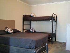 Divstāvu gulta vai divstāvu gultas numurā naktsmītnē Mandurah Foreshore Motel