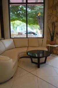 a living room with a couch and a table at Hotel Los Condores in Uspallata