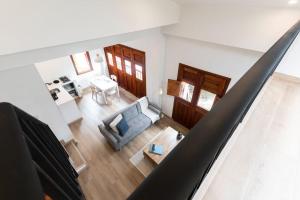 an overhead view of a living room with a couch at Amaru Suites Salento - Apartamentos con Jacuzzi y Vistas al Bosque in Salento