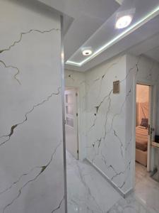 a room with a wall with a cracked wall at pacotanjawi achakar in Tangier +5 photos