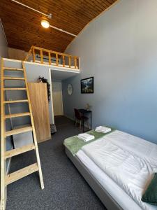 En eller flere senge i et værelse på NORD Motel & Restaurant
