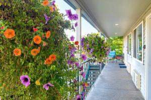 a hallway with flowers on the side of a building at Resort City Inn Coeur d Alene in Coeur d'Alene