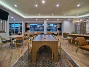 a dining room with a table and chairs at SpringHill Suites by Marriott Phoenix Gilbert in Gilbert +62 photos