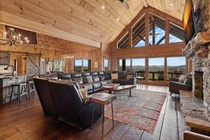 a living room with leather furniture and a bar at Sky's the Limit in Mineral Bluff