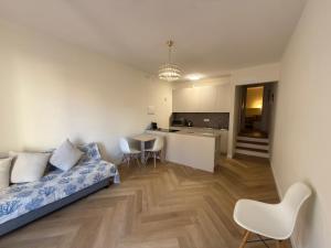 a living room with a couch and a kitchen at 5 Terre in Lerici