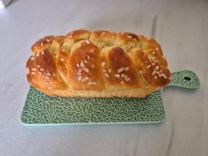 a bundt cake sitting on a green plate at Les Ganivelles in Belz +68 photos