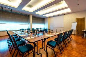 ein großer Konferenzraum mit einem langen Tisch und Stühlen in der Unterkunft San Giorgio, Sure Hotel Collection by Best Western in Forlì