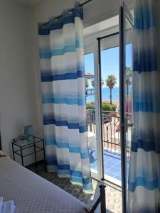 a bedroom with a bed and a view of the ocean at Hotel Le Onde in Terracina
