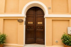 a large wooden door in a building at Hotel della Vittoria in Ancona +30 photos