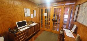 an office with a desk with a computer on it at Hostal Internacional Valdivia in Valdivia