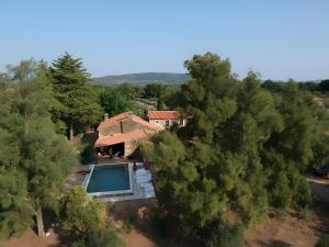 an aerial view of a house with a swimming pool at Herdade Do Vale Coelheiro in Toulões