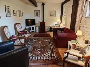 a living room with a couch and chairs at Gite du Paradis in Vieuzos