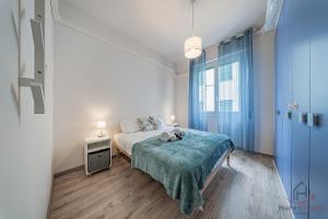 a bedroom with a bed and a large window at Historic Hub - Crociere a 10 min - AC - WiFi Gratis in Savona