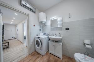 a bathroom with a washing machine and a sink at Historic Hub - Crociere a 10 min - AC - WiFi Gratis in Savona