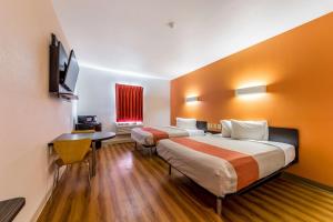 TV a/nebo společenská místnost v ubytování Motel 6-Jourdanton, TX