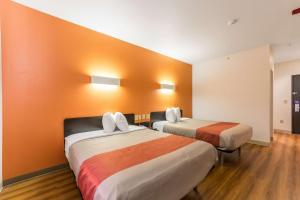 Postel nebo postele na pokoji v ubytování Motel 6-Jourdanton, TX