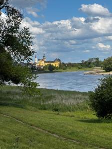 a view of a lake with a building in the background at Monteur- & Gästewohnung Coswig in Coswig