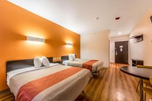 Postel nebo postele na pokoji v ubytování Motel 6-Jourdanton, TX + 37 fotografií