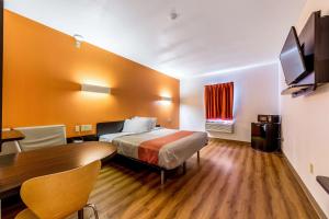 TV a/nebo společenská místnost v ubytování Motel 6-Jourdanton, TX