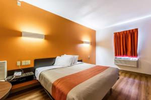 Postel nebo postele na pokoji v ubytování Motel 6-Jourdanton, TX