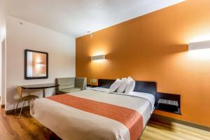 Postel nebo postele na pokoji v ubytování Motel 6-Jourdanton, TX