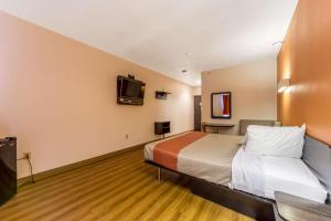 Postel nebo postele na pokoji v ubytování Motel 6-Jourdanton, TX