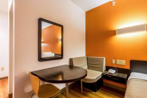 Posezení v ubytování Motel 6-Jourdanton, TX