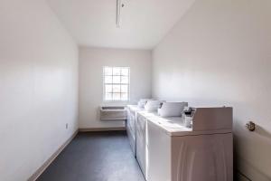 Postel nebo postele na pokoji v ubytování Motel 6-Jourdanton, TX