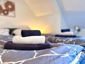 two towels sitting on top of a bed at Ferienwohnung Artemis in Eggingen