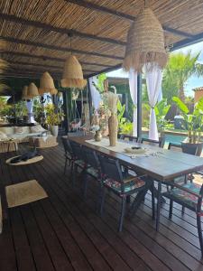 an outdoor dining area with a table and chairs at chambres d hôtes villa del sole in Puget-sur-Argens