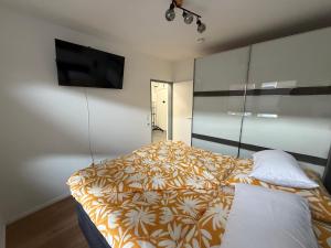 a bedroom with a bed and a flat screen tv at Ferienwohnung Janni in Bad Zwischenahn
