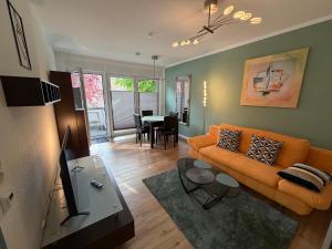 a living room with a couch and a table at Ferienwohnung Janni in Bad Zwischenahn