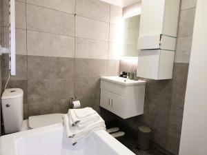 a bathroom with a white sink and a toilet at Apartment v podzámčí in Františkovy Lázně