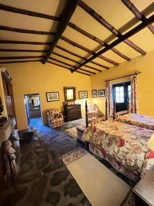a bedroom in a house with a bed at Herdade Do Vale Coelheiro in Toulões