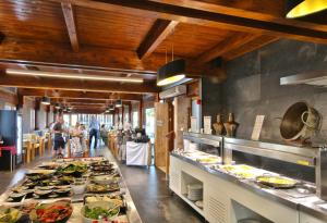 a restaurant with a buffet line of food at Interpass Vau Hotel Apartamentos in Portimão