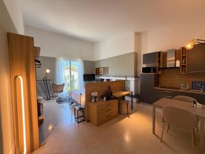 a room with a kitchen and a living room at Appartamento Centovalli e Verzasca in Minusio