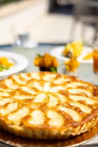 a pizza sitting on top of a table at San Carlo - Terrazzo sul Mare con Ristorante e Pizzeria in Zambrone