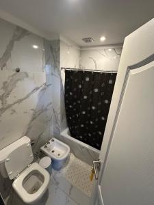 a bathroom with a toilet and a bath tub at Shackleton in Wilde